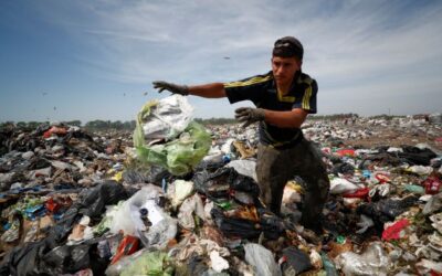 Inflação bate 100% e argentinos catam lixo