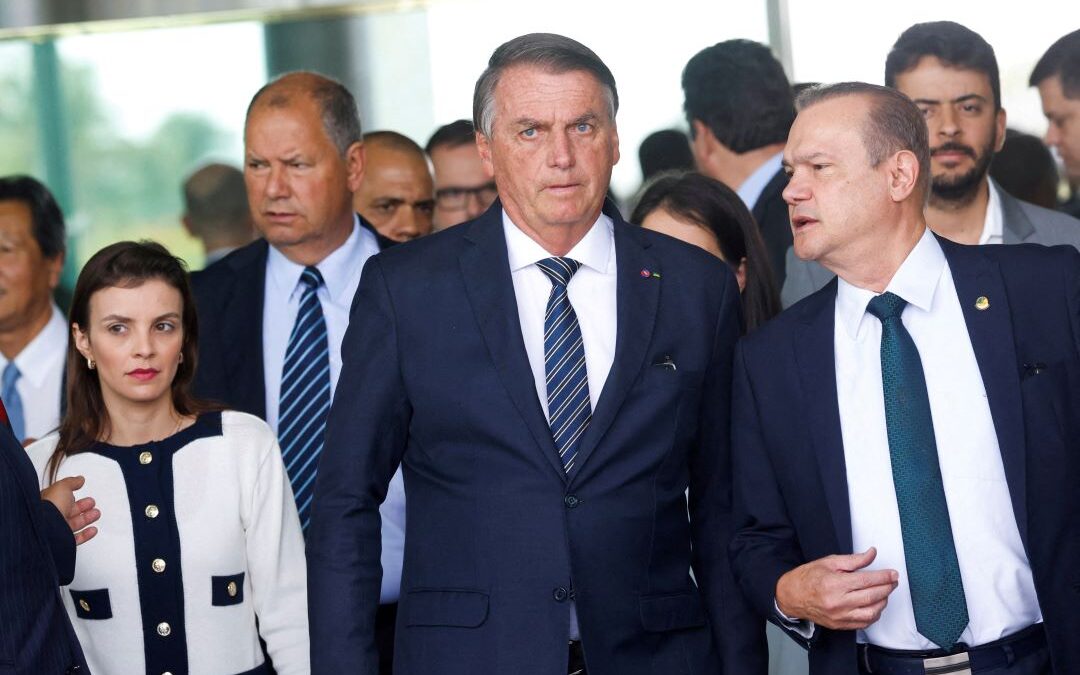 Bolsonaro diz que campanha é vítima de fraude