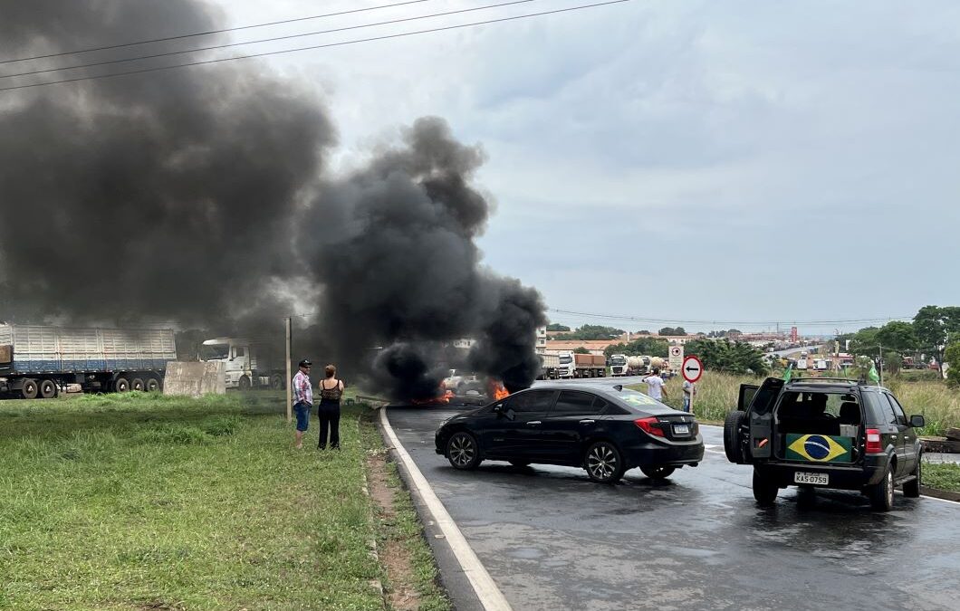 Caminhoneiros interditam rodovias e contestam eleição