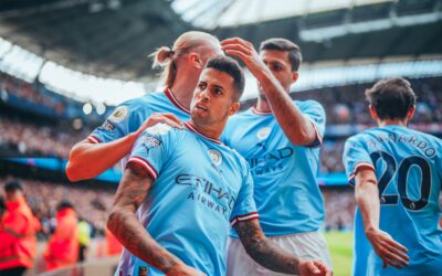 Manchester City goleia e lidera a Premier League