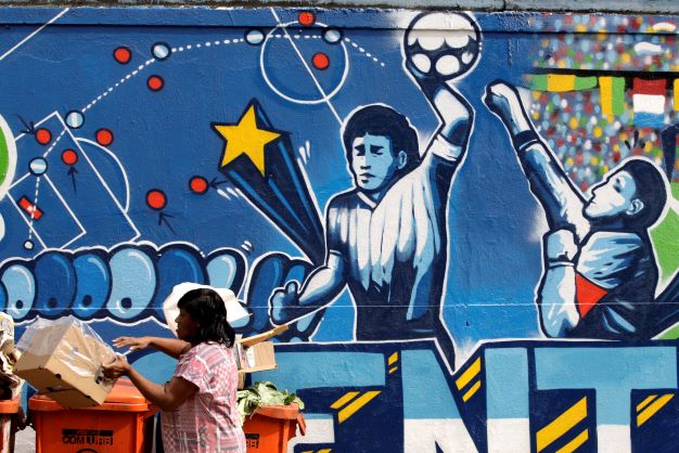 Bola do gol com a mão de Maradona vai a leilão