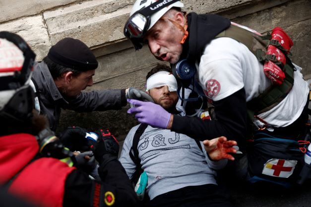Protesto gera confronto violento em Paris