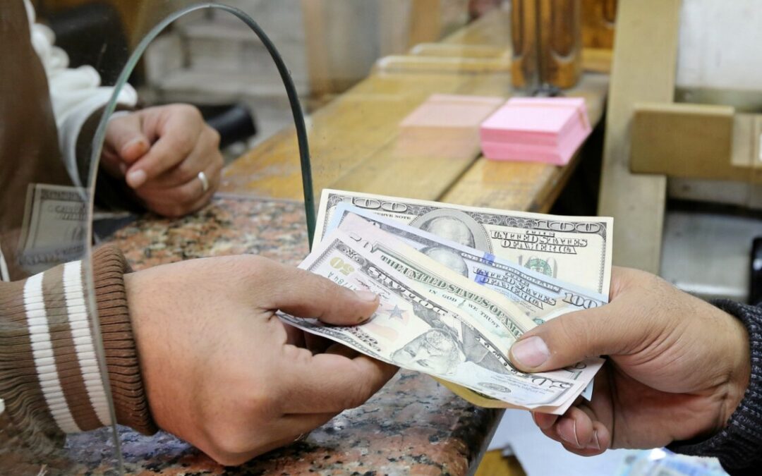 Tensão eleitoral causa alta recorde do dólar