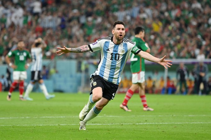 Messi brilha e mantém Argentina viva na Copa