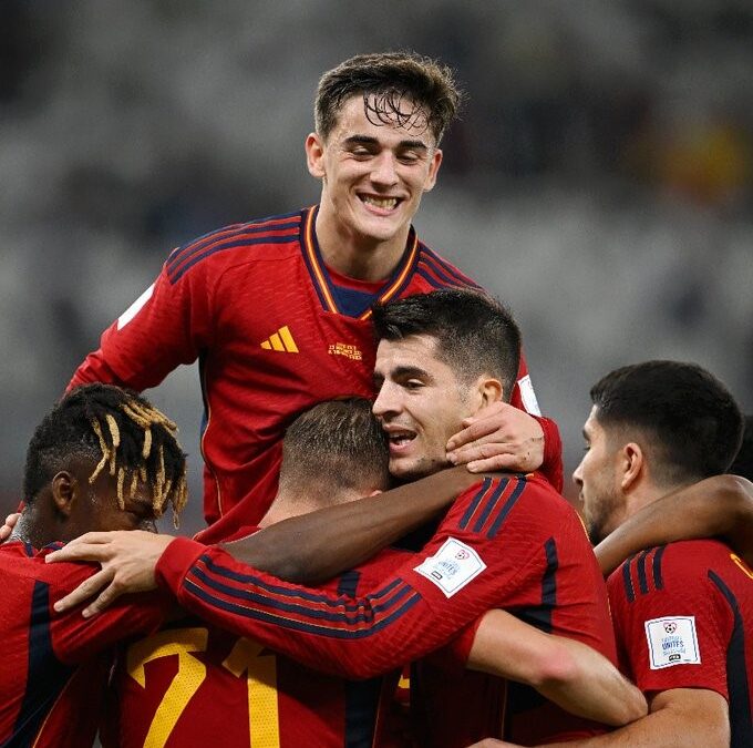 Espanha estreia na Copa com goleada e recorde