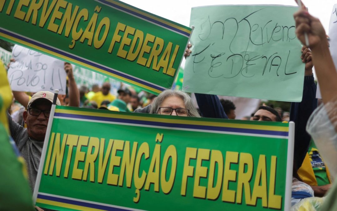 Brasileiros vão às ruas pedir por intervenção federal