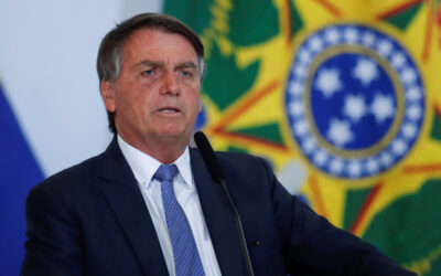 Bolsonaro assina aumento do salário mínimo