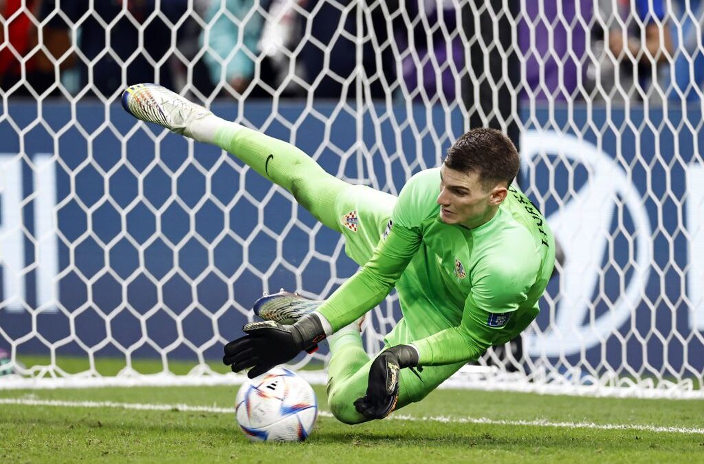 Livakovic pega três pênaltis e classifica a Croácia