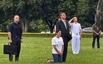 Michelle Bolsonaro ora ajoelhada na porta do Alvorada