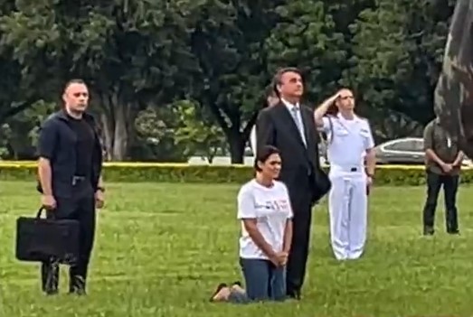 Michelle Bolsonaro ora ajoelhada na porta do Alvorada