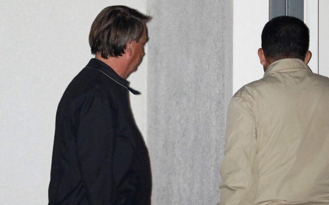 Bolsonaro recebe alta e antecipa volta ao Brasil