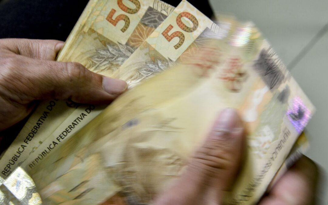 Salário mínimo de R$ 1.320 começa a valer neste domingo