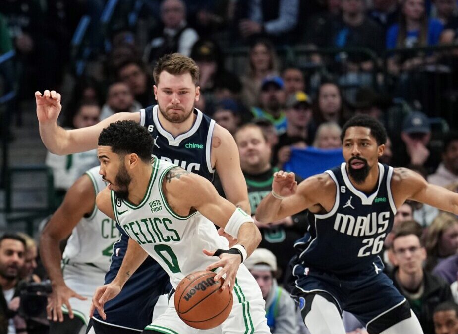 Tatum supera Doncic e Celtics arrasam Mavs