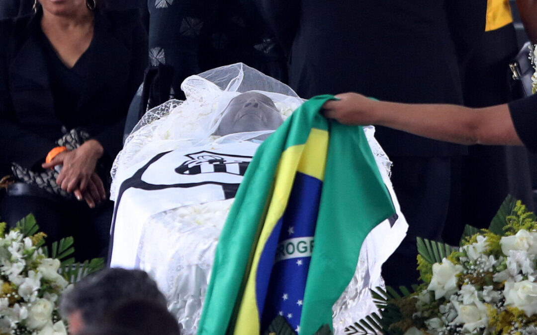 Cortejo fúnebre de Pelé é acompanhado por multidão