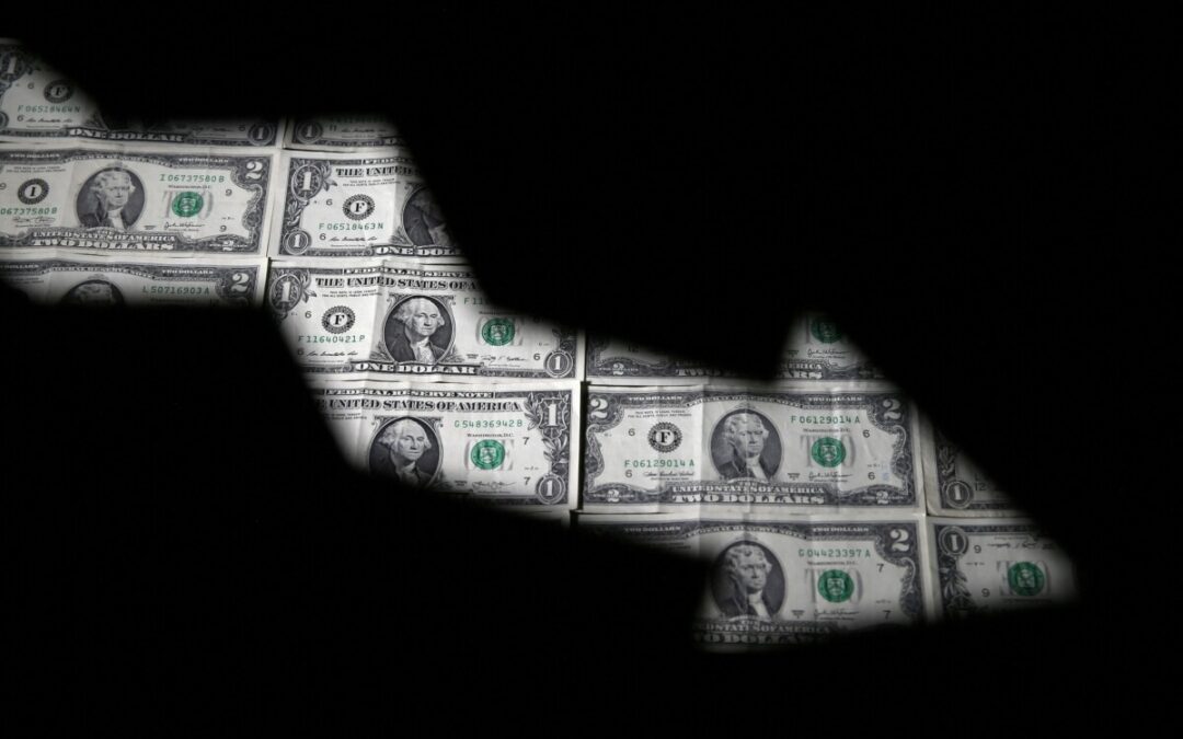 Dólar à vista cai sob influência do exterior