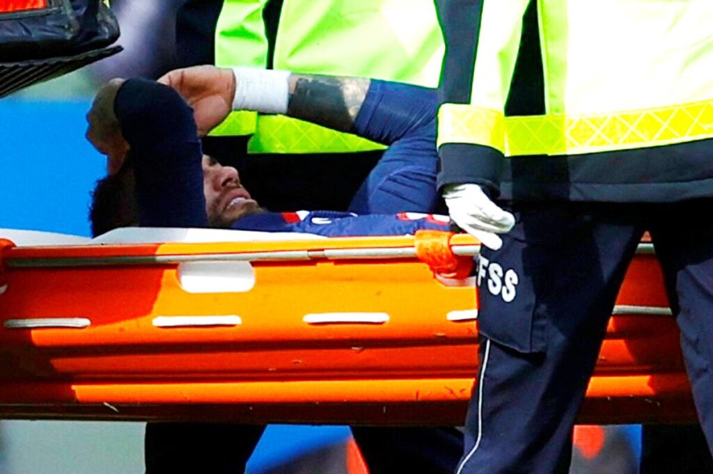 Neymar deixa o campo