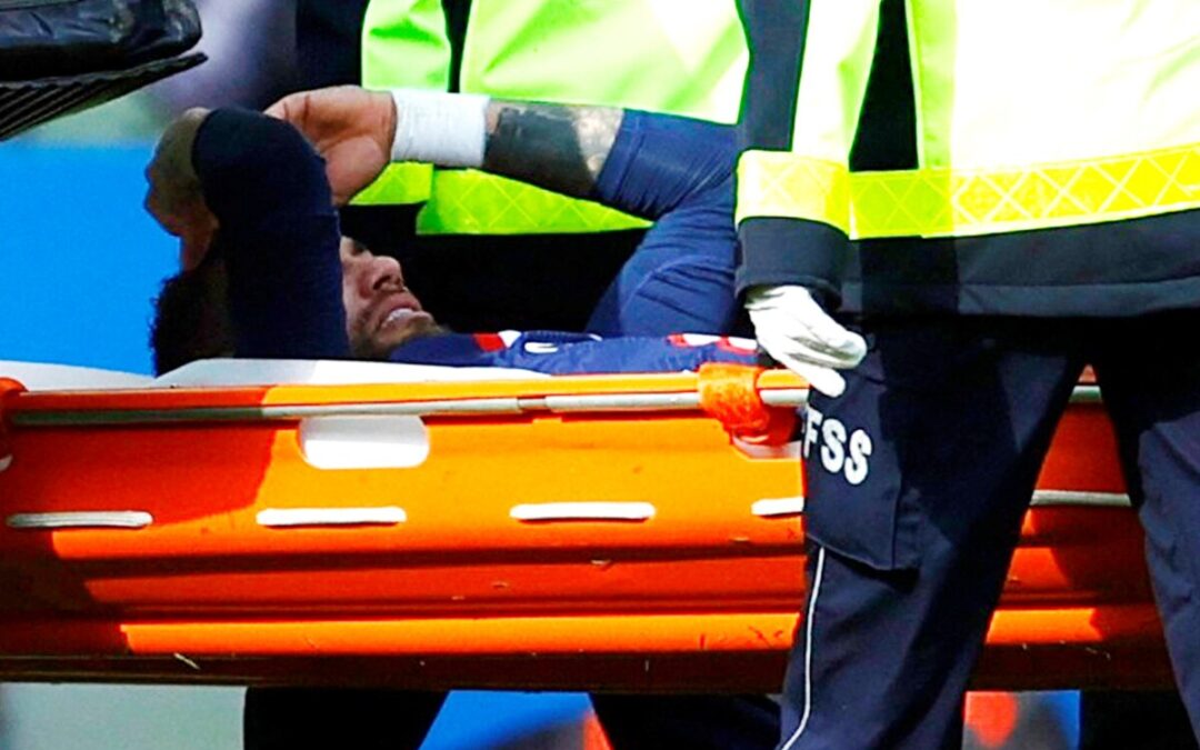 Neymar vai operar tornozelo e está fora da temporada