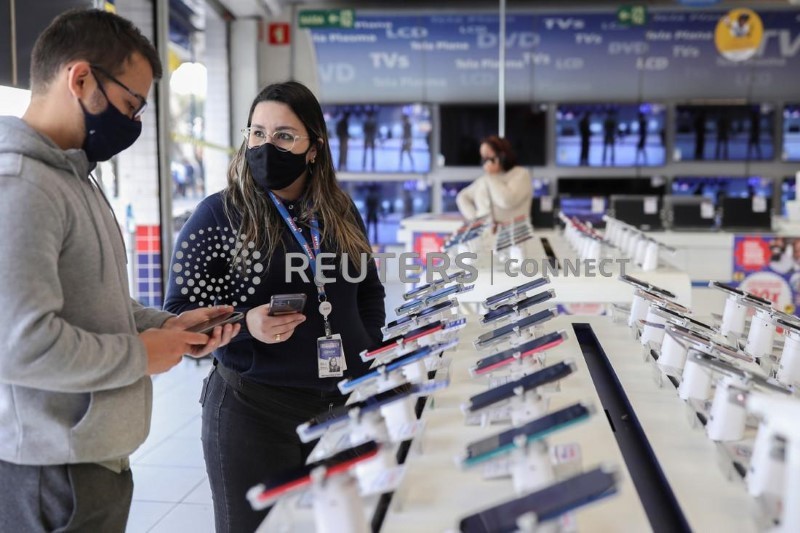 Vendas no varejo no Brasil caem em fevereiro
