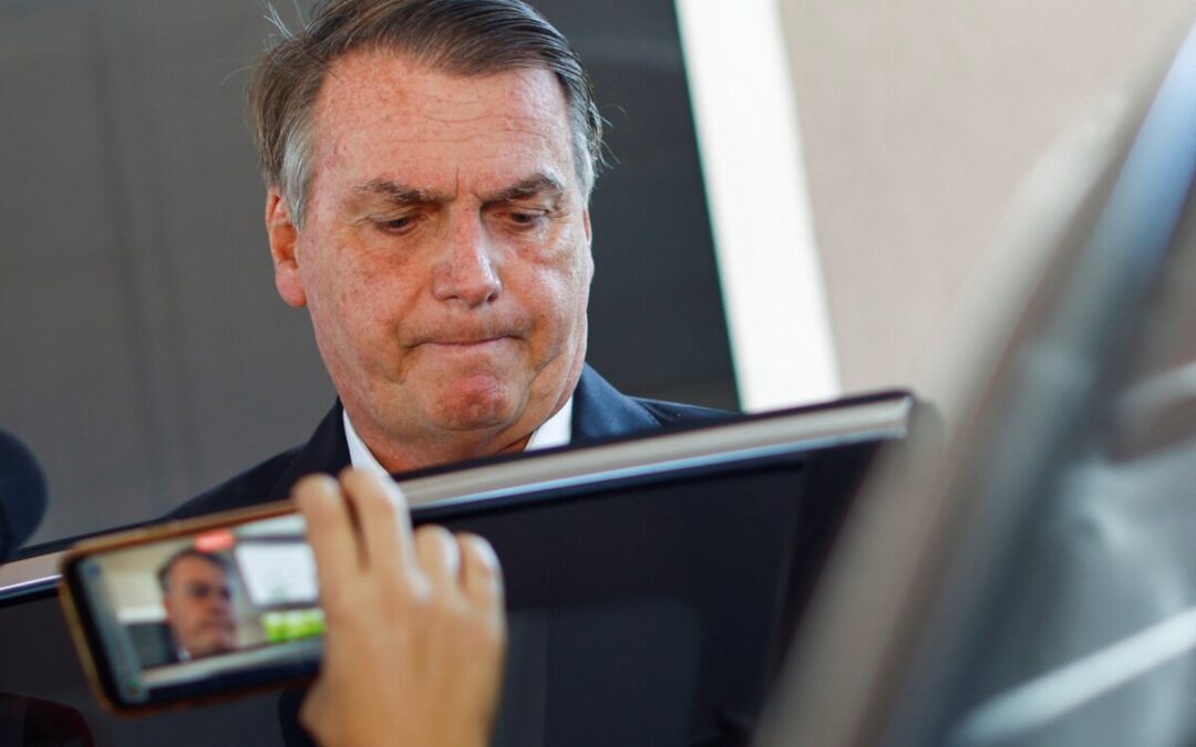 Polícia Federal realiza busca na casa de Bolsonaro