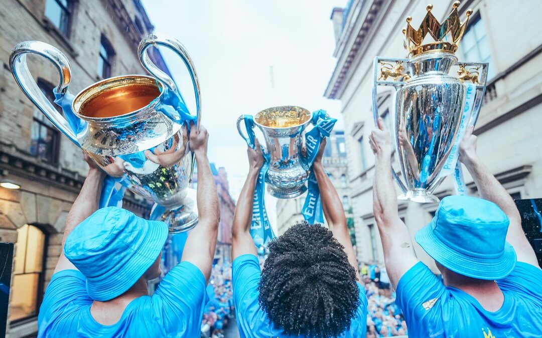 Delegação do City é recebida com festa em Manchester