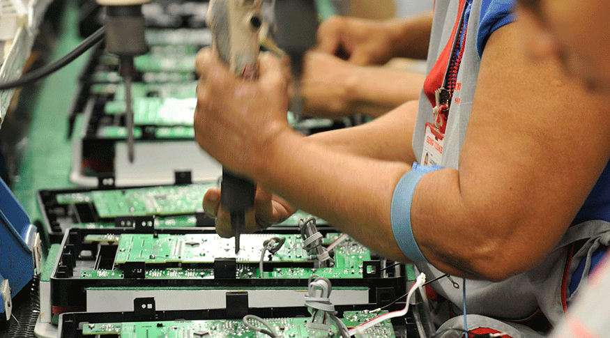 IBGE: Produção industrial cai em abril